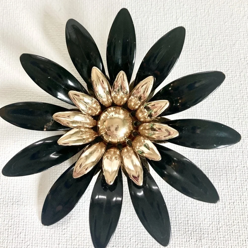 Beautiful Vintage Black‎ Enamel and Gold Tone Flower Brooch by Sarah Coventry